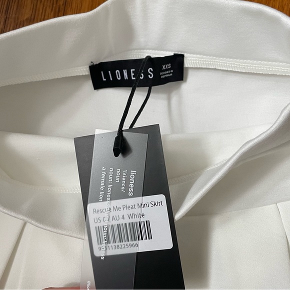 NWT mini white skirt - Picture 3 of 3